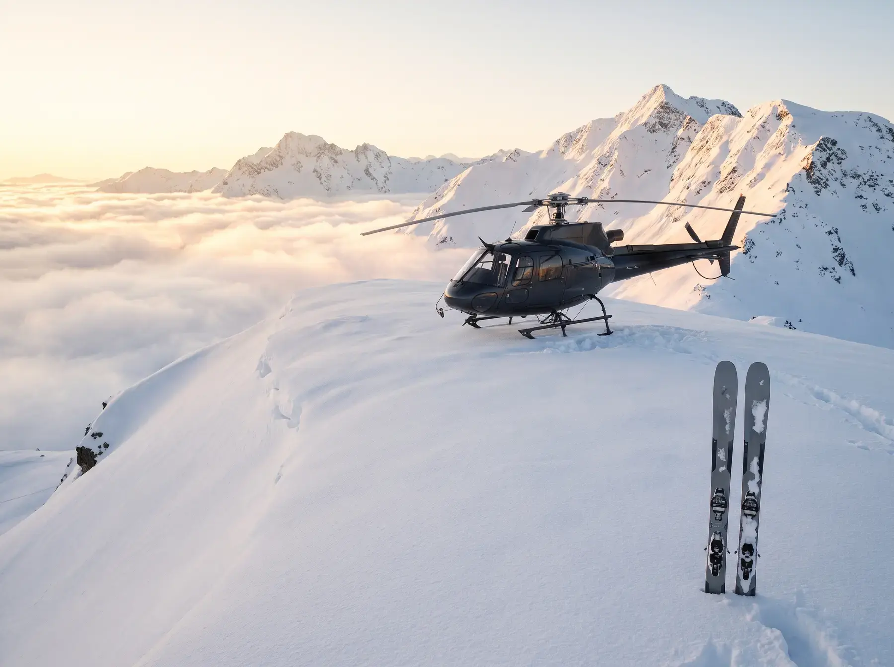 Heli-skiing — helikoptéra na zasneženom hrebeni